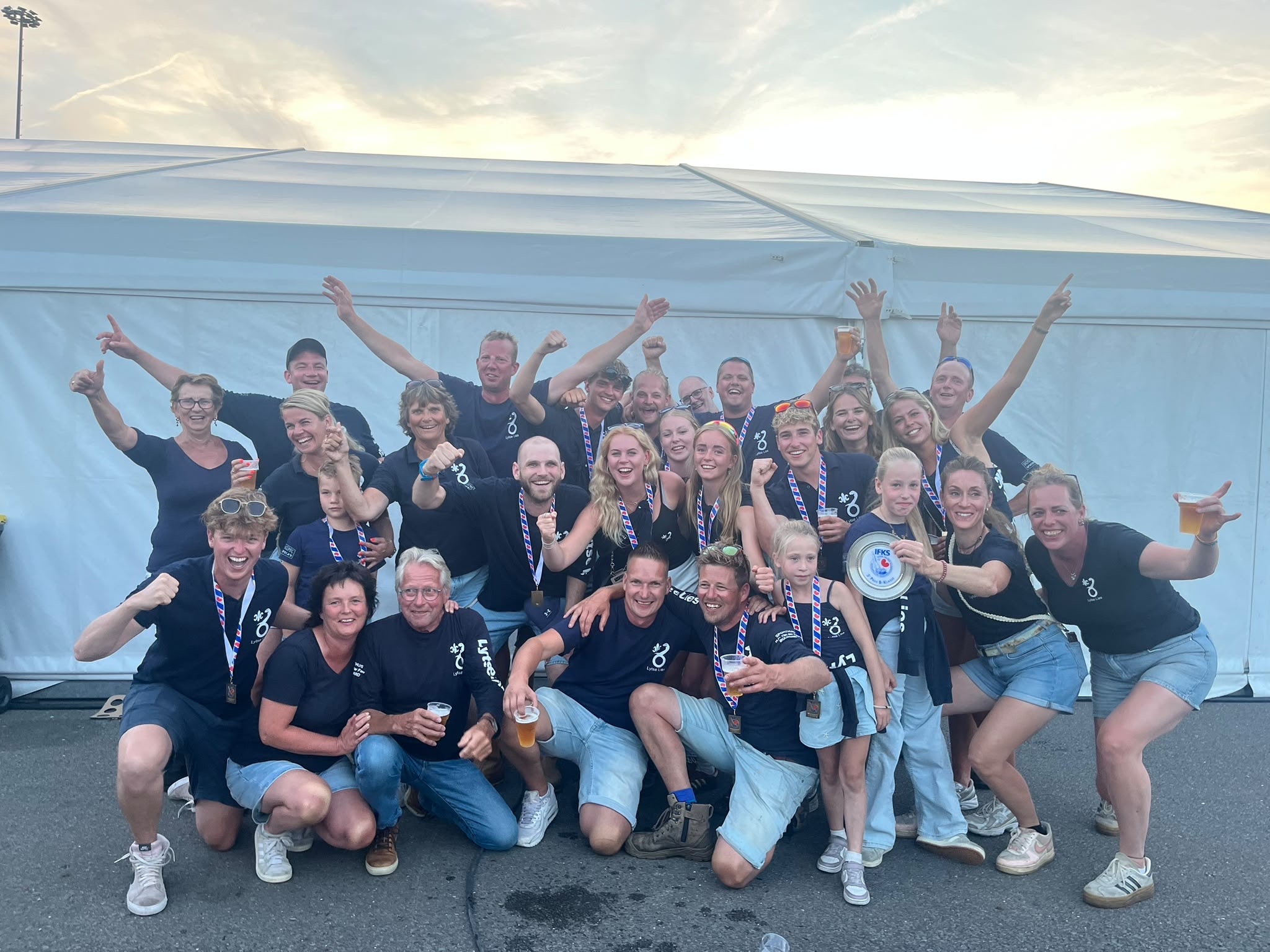 Het team van De Lytse Lies viert samen een sportief resultaat